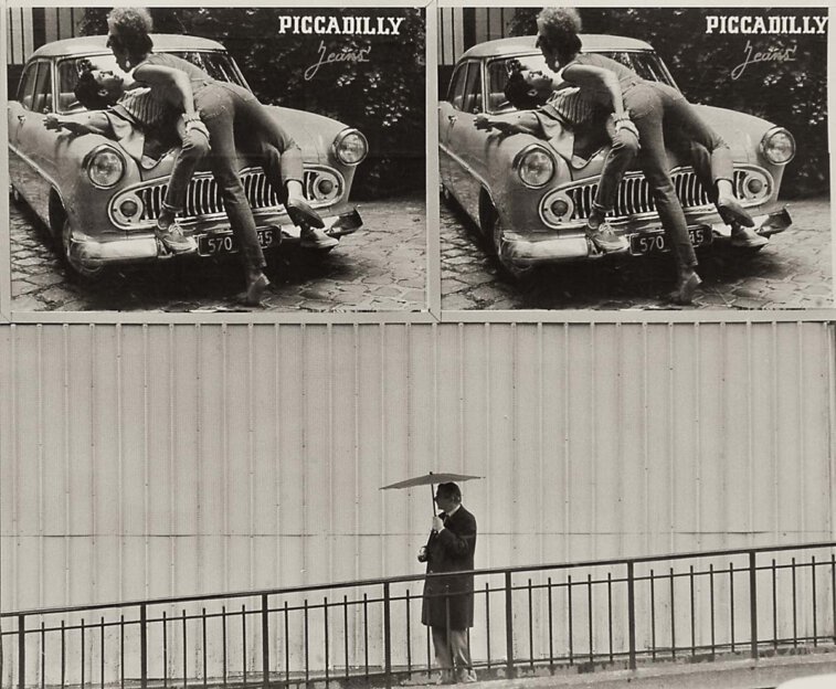 Zwei Werbeplakate für "Piccadilly Jeans und Mann mit Schirm in Paris