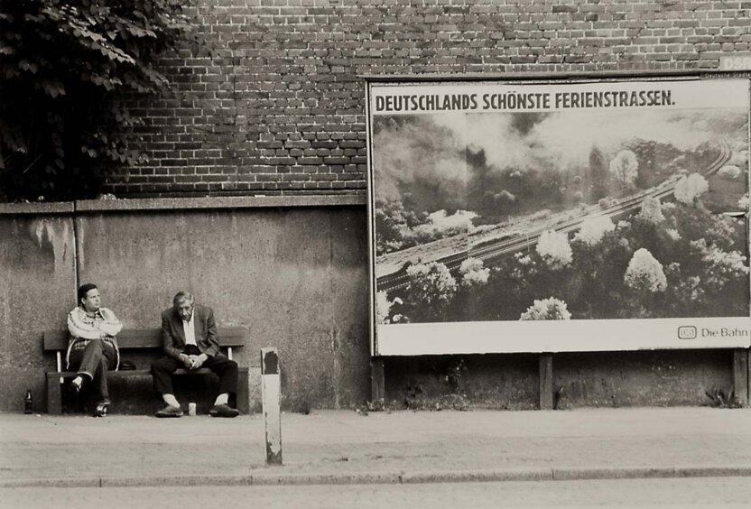Werbeplakat "Deutschland schönste Strassen" mit zwei Obdachlosen in Bremen