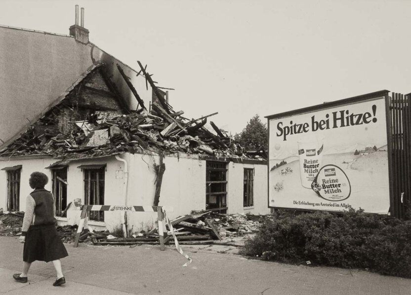 Werbeplakat "Spitze bei Hitze" und abgebrannte Haus in Bremen