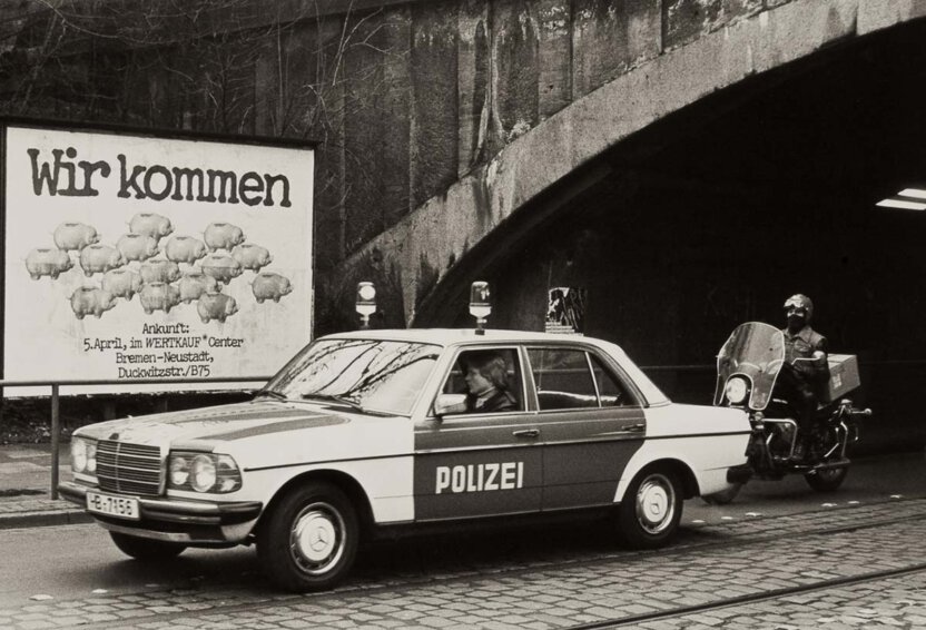 Werbeplakat wir kommen mit Polizei Auto in Bremen
