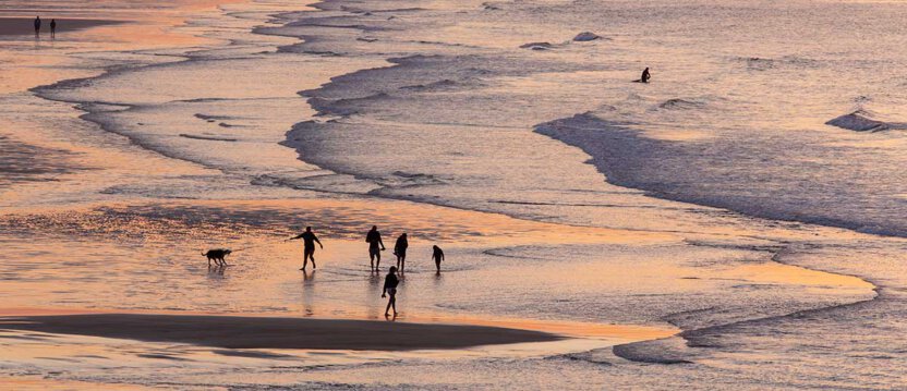 Strandszene in die Bretagne beim untergehende Sonne und Gegenlicht