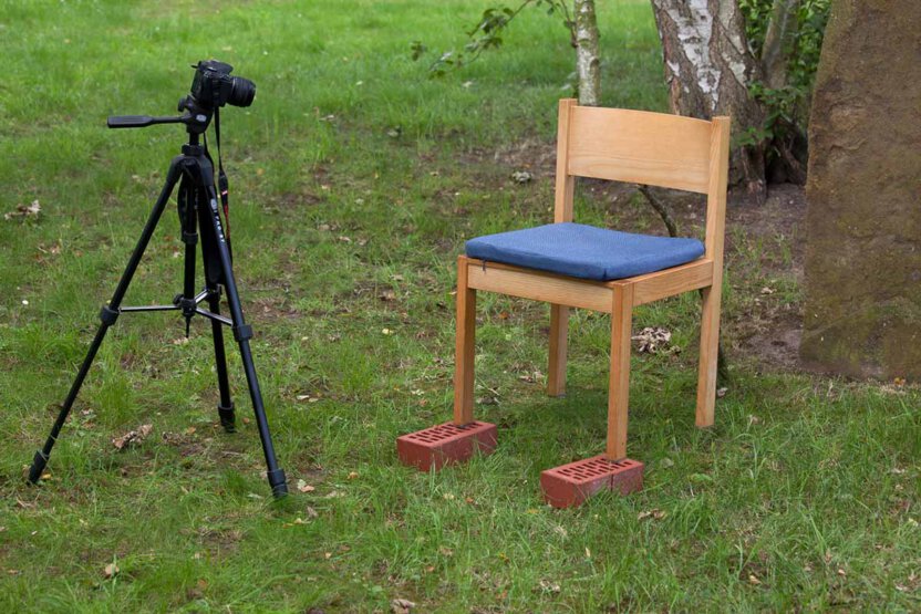 Kamera auf Stativ und leeren Stuhl