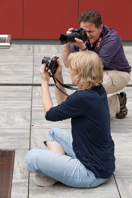 Zwei Fotokurs Teilnehmer fotografieren