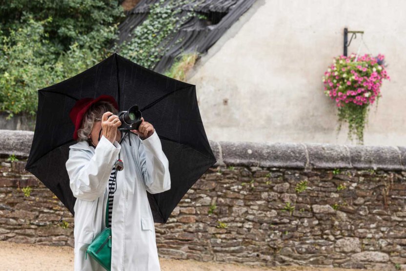 Frau fotografiert mit Regenschirm