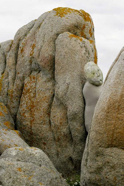 Maskenspiel zwischen Felsen in der Bretagne