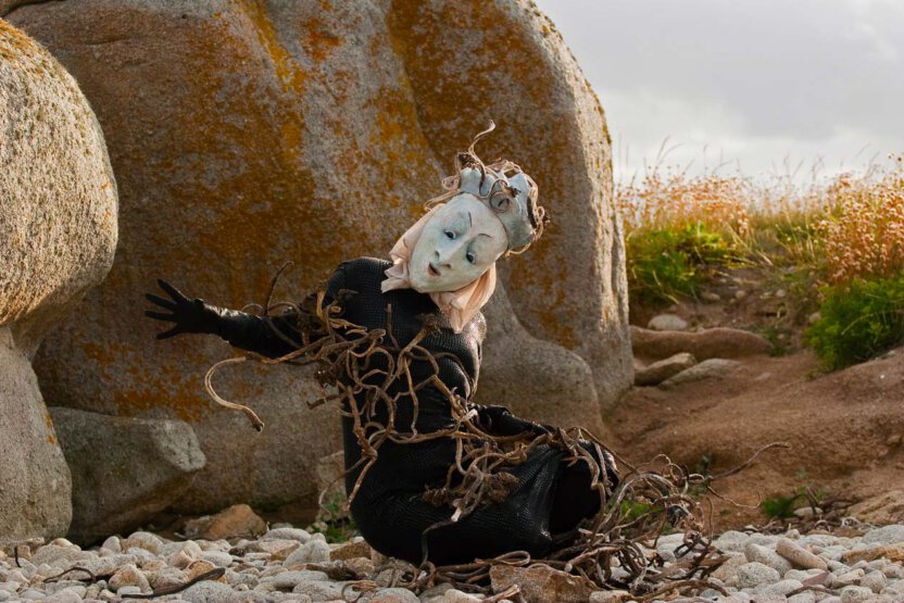 Maskenspiel am Strand mit Algen in der Bretagne