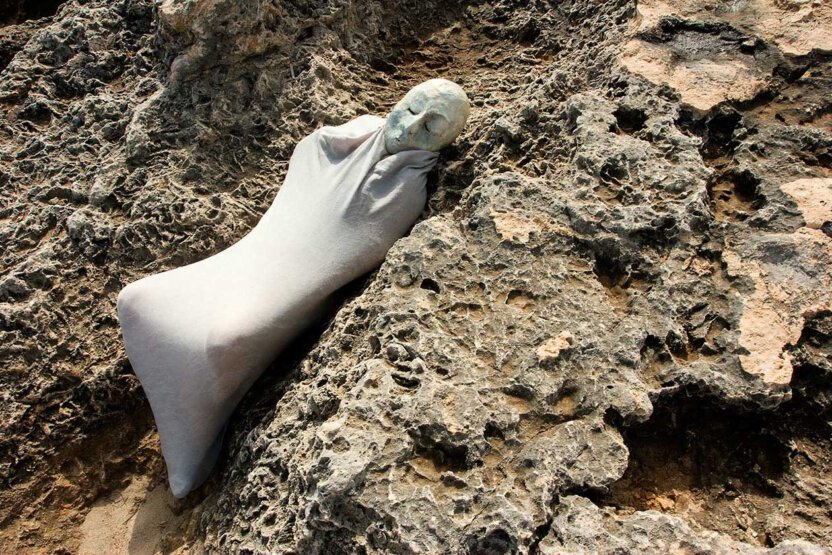 Maskenspiel in eine Felsenlandschaft auf die Insel Comino