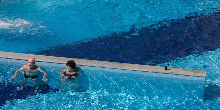Zwei Menschen am Pool in der Türkei